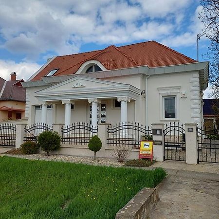 Gombos Apartman Appartement Hajdúszoboszló Buitenkant foto